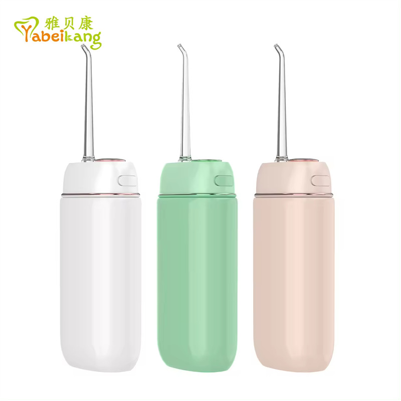 Làm sạch sâu bằng chỉ nha khoa cầm tay